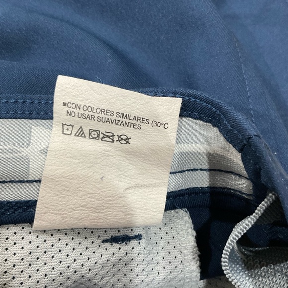 Under Armour-Boys Navy Shorts w/elastic button waist, Size M - Picture 6 of 6